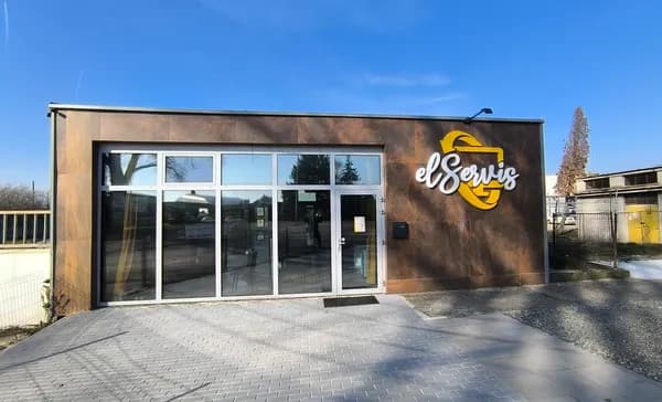 Pohľad na budovu prevádzky a vstup na Kalnickej ceste v Leviciach
